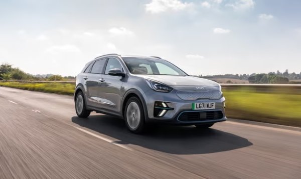 Заявен пробег: до 455 
Батерия - 39-64kWh

Пазарът на употребявани електромобили нараства по-бързо от тези на новитe, А сред най-популярните модели там е Kia Niro. Колата беше доста популярна като нова сред шофьорите, които я взимаха на лизинг. Съответно, има много бройки втора ръка, на които остава част от седемгодишната гаранция на корейците. Но са много търсени, така че хубавите оферти се изчерпват бързо.

Niro е просторен и добре направен семеен автомобил с приличен багажник, който ще побере няколко куфара, което го прави фит сред таксиметровите фирми. Лесен е за шофиране, с добра видимост за всички, надежден и добре оборудван.

По-голямата батерия гарантира 480 километра, напълно реално число, проверено и от "Гардиън".